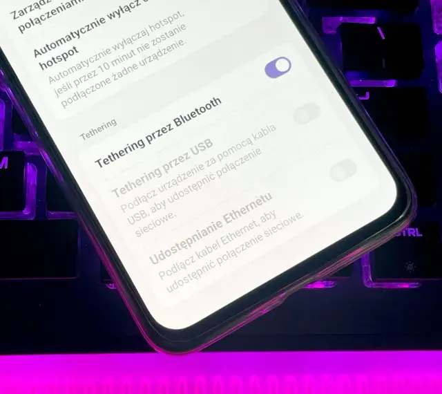 Jak udostępnić internet z telefonu? Na ekranie widać opcje tetheringu: przez Bluetooth, USB i Ethernet.