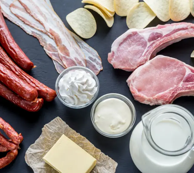 Kiełbaski, boczek, kotlety, masło, śmietana, mleko i chipsy – oto przykłady produktów, które zawierają tluszcze nasycone. Jakie to bogactwo smaków!