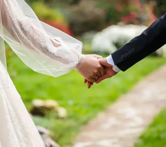Brautpaar hält Händchen, ein Zeichen für ihren Sonderurlaub zur Hochzeit.