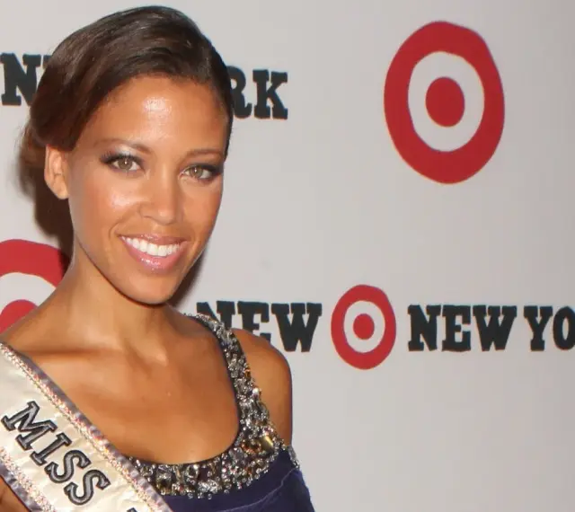 Uśmiechnięta Davina Reeves Ciara, Miss New York, pozuje na tle logo Target.