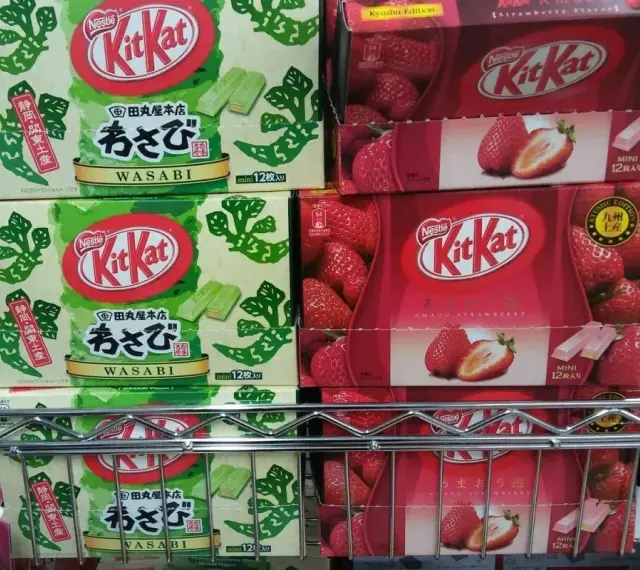 Japońskie Kit Katy: wasabi i truskawka. Idealne, by przywieźć z Japonii coś nietypowego.