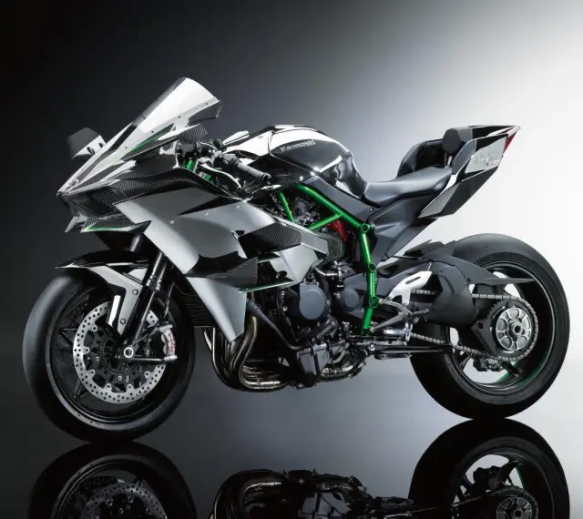 Srebrno-czarny Kawasaki Ninja H2R, znany jako najszybszy motor na świecie, z zieloną ramą i karbonowymi elementami.