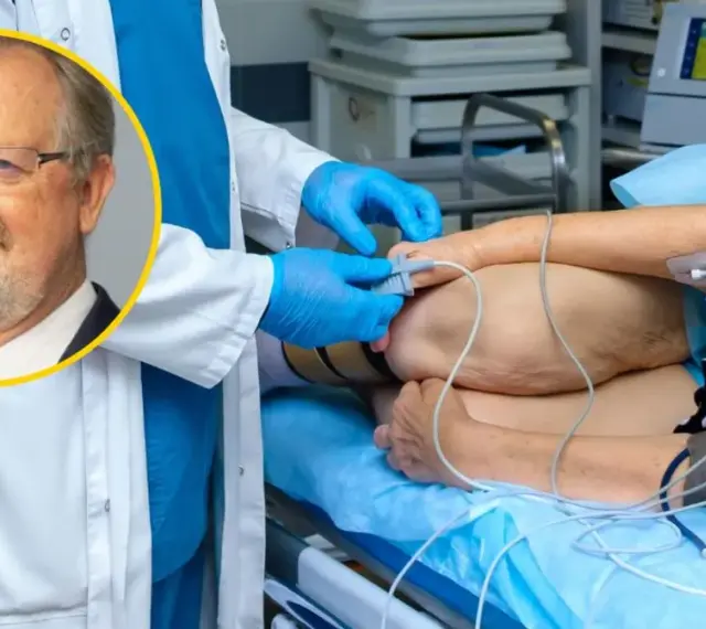 Lekarz w rękawiczkach przygotowuje pacjenta do zabiegu. Czy kolonoskopia boli? Ekspert rozwiewa wątpliwości.