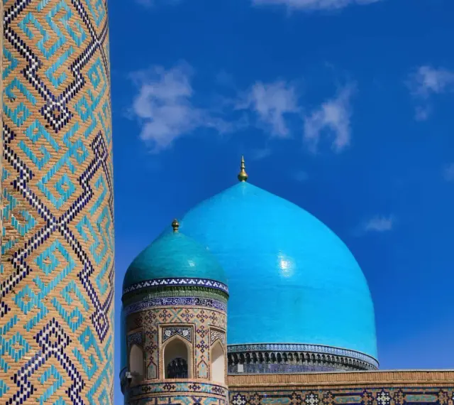 Błękitne kopuły meczetu w Samarkandzie, Uzbekistan. Wspaniałe mozaiki zdobią architekturę, idealne na uzbekistan wycieczki.