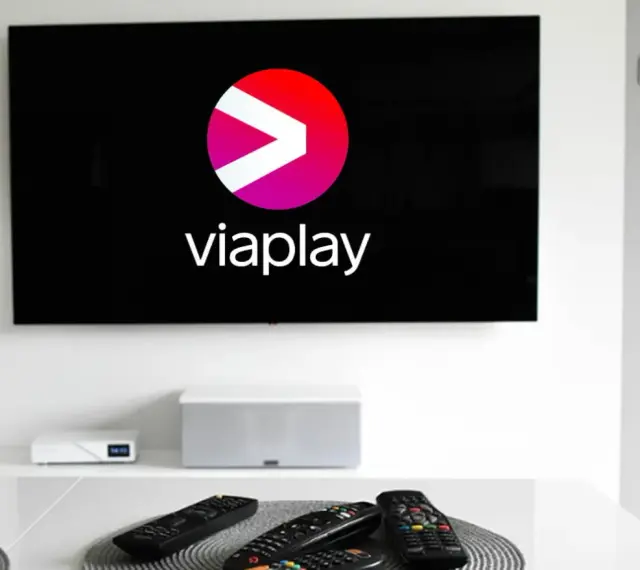 Telewizor z logo Viaplay. Na stole piloty, gotowi do oglądania.