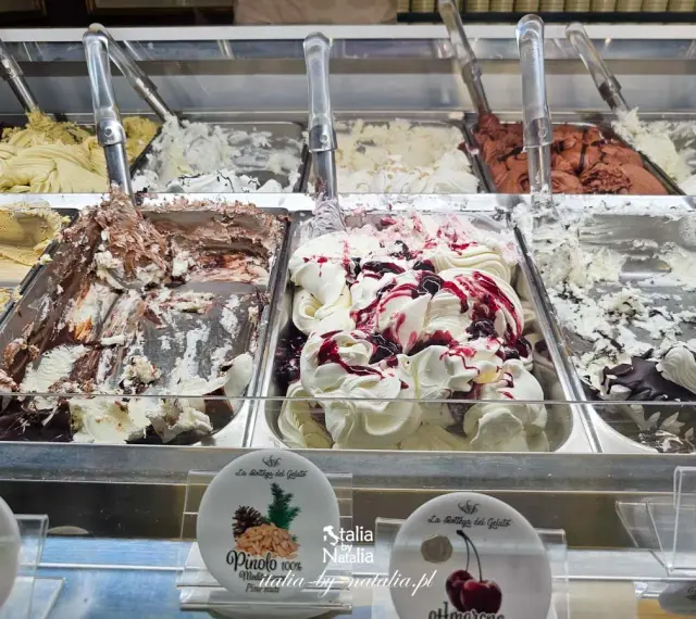 Pyszne lody w Pizie, gdzie zjeść? W tej lodziarni znajdziesz smaki: pinolo, amarena, czekolada i wiele innych.