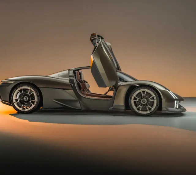 Porsche 918 Spyder z otwartymi drzwiami, widok z boku, w brązowym kolorze.