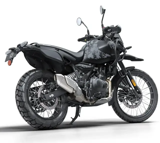 Czarny motocykl Royal Enfield Himalayan z szarym kamuflażem na baku, gotowy na każdą wyprawę.