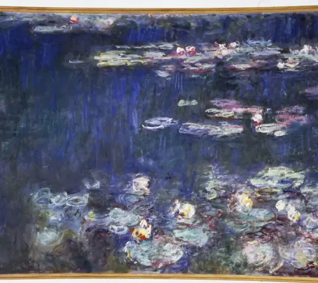 Un étang de nénuphars aux reflets bleus et roses, une œuvre emblématique de Claude Monet, baignée d'une lumière impressionniste.