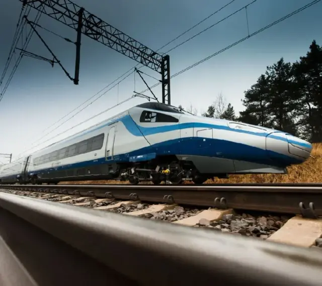 Nowoczesny pociąg Pendolino mknie po torach, gotowy do podróży z Warszawy do Sopotu.