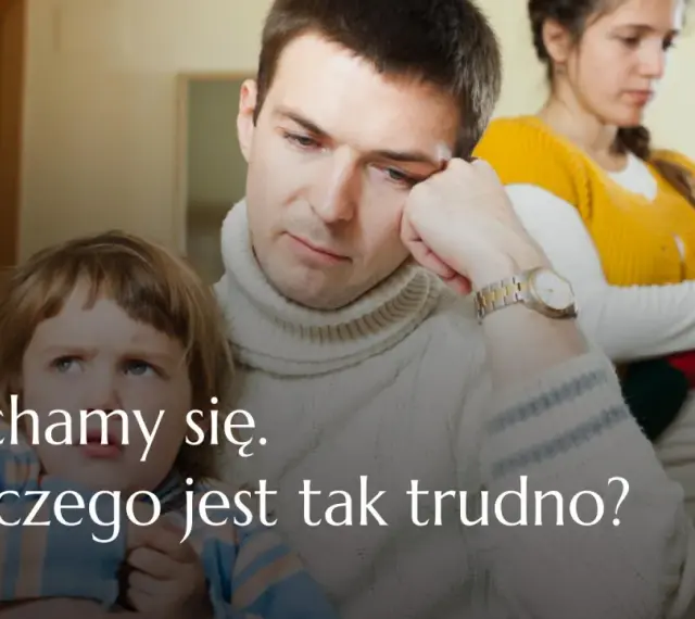Smutna rodzina patchworkowa, ojciec zamyślony, matka z dzieckiem na ręku. Problemy w relacjach.