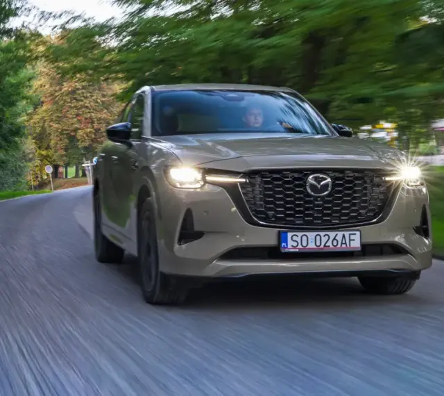 Mazda CX-60 3.3 diesel na krętej drodze wśród zieleni.