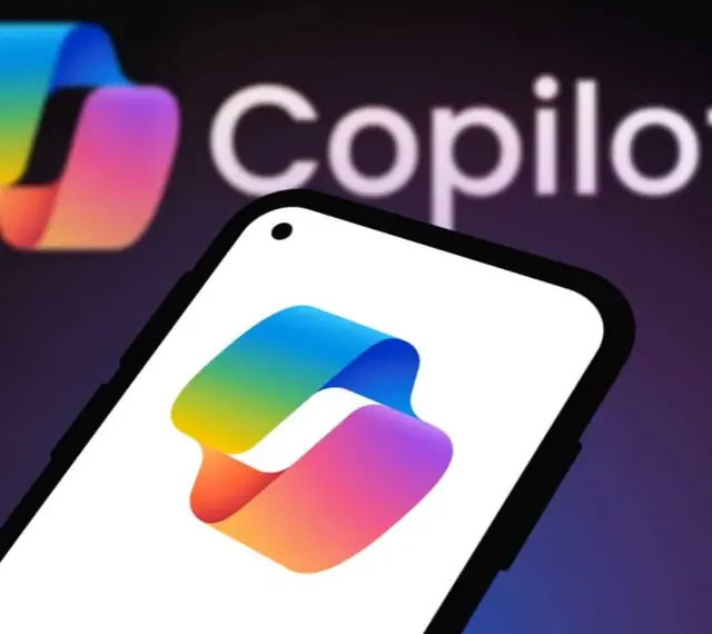 Kolorowe logo Copilot 365 na ekranie smartfona i w tle.