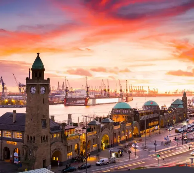 Spektakulärer Sonnenuntergang über Hamburgs Hafen. Perfekt für deine Hamburg Ferien 2025!