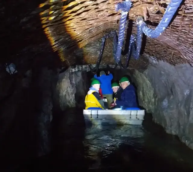 Podróż łodzią przez mroczne tunele podziemnego miasta Osówka.
