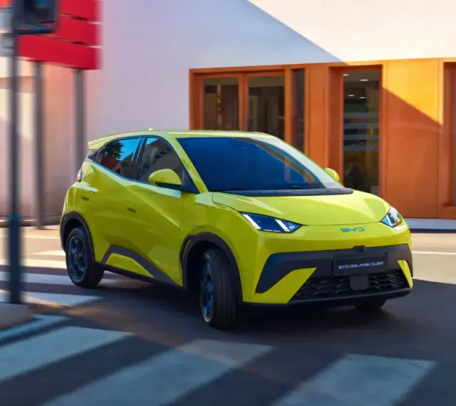 Żółty BYD Dolphin Surf na pasach. Sprawdź atrakcyjną cenę tego elektrycznego auta!