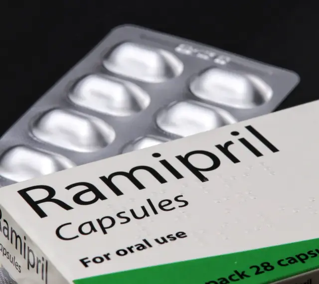 Opakowanie leku Ramipril w kapsułkach, obok blistra z tabletkami.