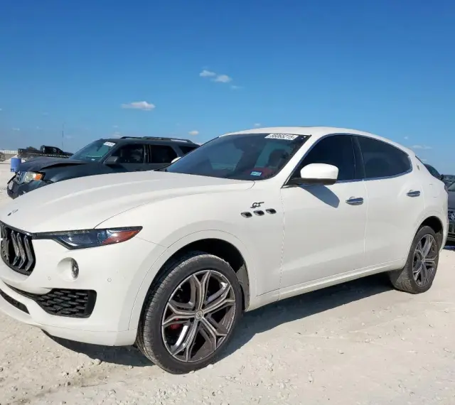 Biały Maserati Levante GT na placu. Sprawdź aktualną maserati levante cena i dostępność.