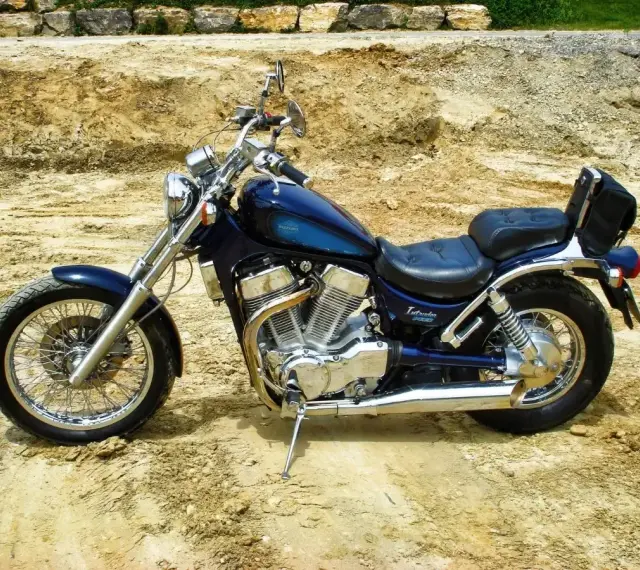 Suzuki Intruder 1400: klasyczny cruiser, idealny na długie trasy. Wady i zalety tego modelu to m.in. komfort, moc i styl.