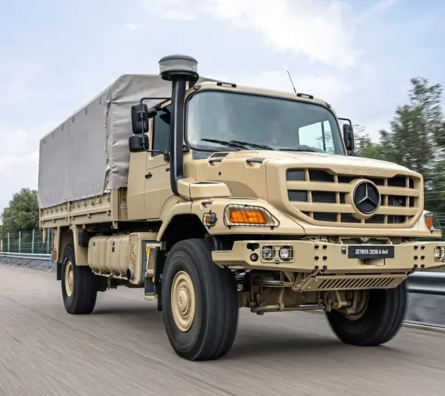 Beżowy Mercedes Zetros 2036 A 4x4 z plandeką jedzie po drodze, gotowy na każde wyzwanie.