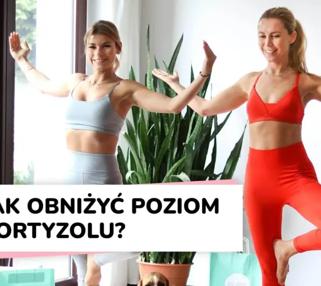 Dwie kobiety ćwiczą jogę, by pokazać, jak zmniejszyć kortyzol.