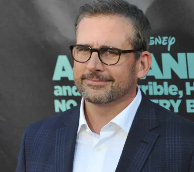 Steve Carell, znany z filmów, seriali i programów, w okularach i garniturze na tle napisu "Alexander and the Terrible, Horrible, No Good, Very Bad Day".