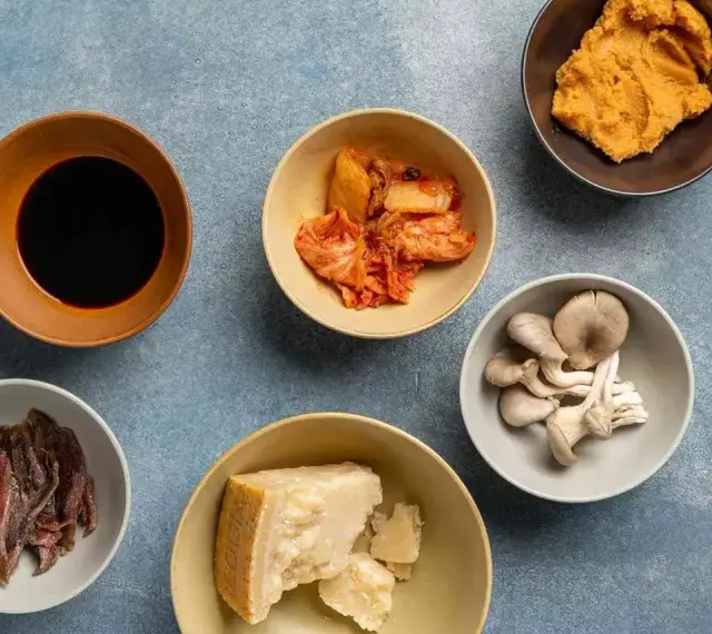 Składniki bogate w umami: sos sojowy, kimchi, miso, grzyby, anchois i parmezan.