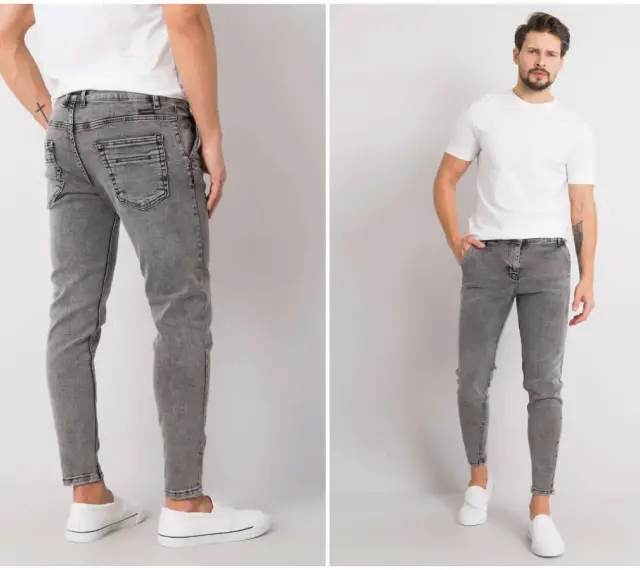 Szare jeansy męskie z przetarciami, dopasowane, z białym t-shirtem i białymi slip-onami.