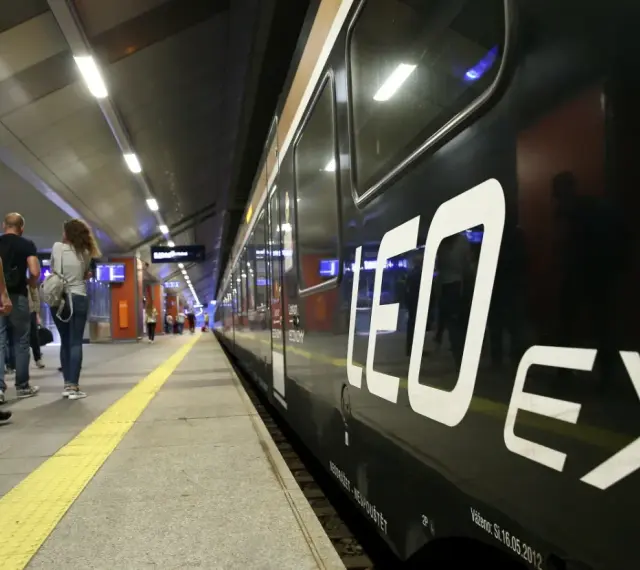 Pasażerowie czekają na peronie na pociąg Leo Express Warszawa Kraków.