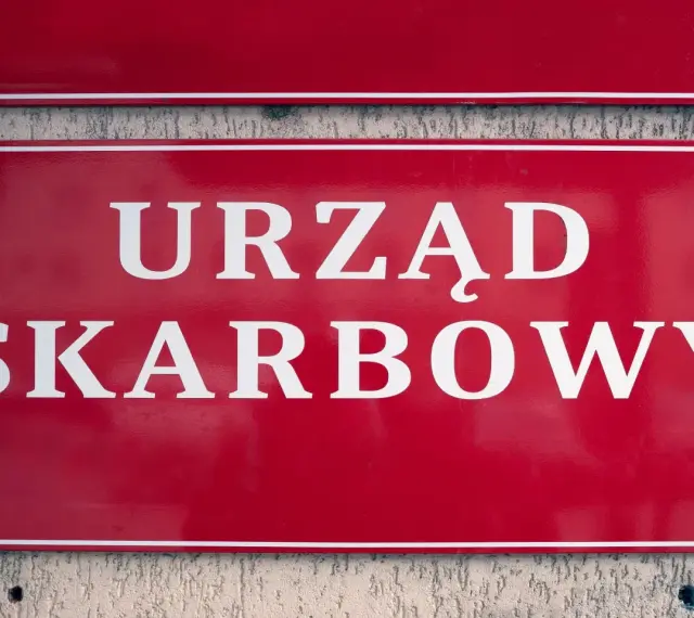Czerwony szyld z białym napisem "URZĄD SKARBOWY". Właściciel konta bankowego powinien pamiętać o obowiązkach wobec urzędu skarbowego.