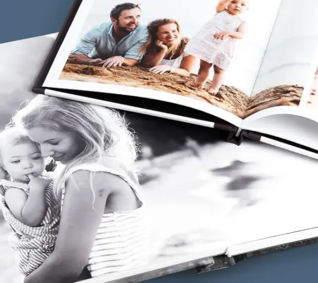Otwarta fotoksiążka i fotoalbum prezentują rodzinne chwile: mama z dzieckiem na plaży, rodzice z córką.