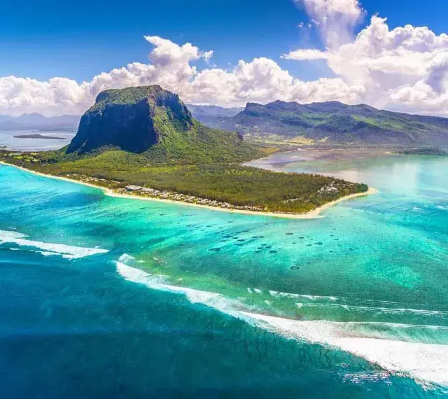 Majestatyczna góra Le Morne Brabant na Mauritiusie, otoczona turkusową wodą. Idealna pogoda na lipiec, słońce i błękitne niebo.