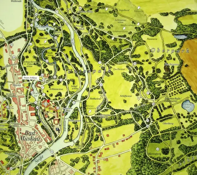 Park Mużakowski mapa: szczegółowy plan z zaznaczonymi alejkami, stawami, budynkami i polami.