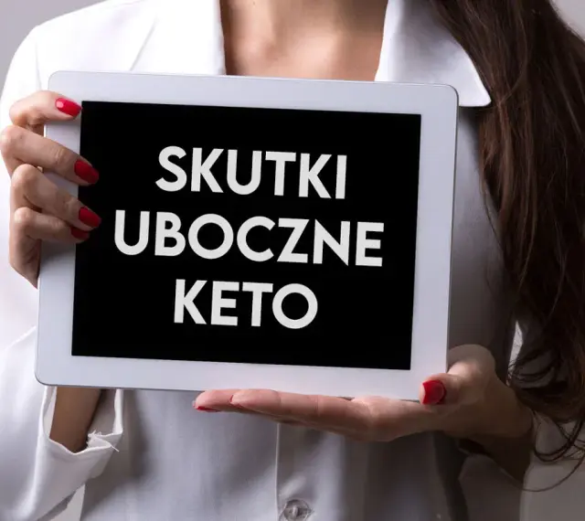 Kobieta trzyma tablet z napisem "SKUTKI UBOCZNE KETO".