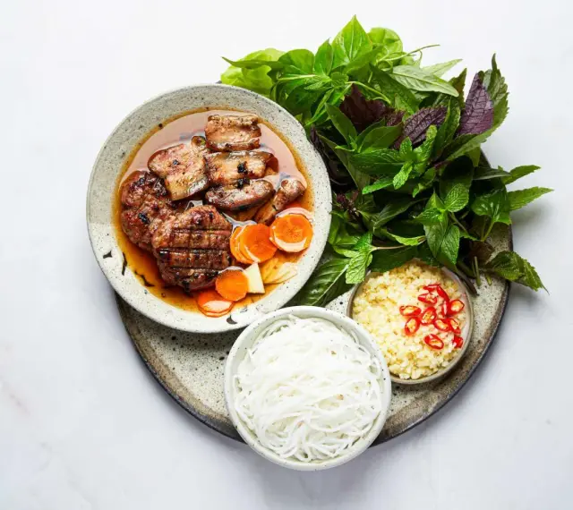 Pyszny bun cha przepis: grillowane mięso w sosie, makaron ryżowy, świeże zioła, czosnek i chili.