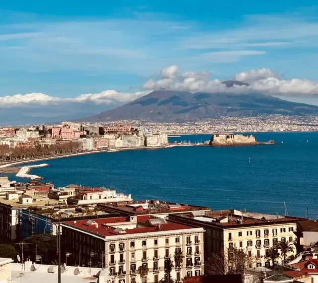 Vue panoramique de Naples avec le Vésuve en arrière-plan, un voyage inoubliable.