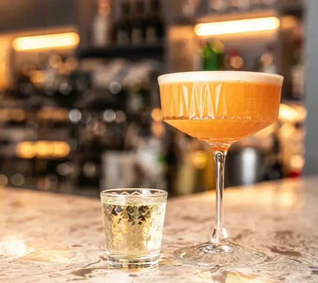 Martini z colą: przepis na kultowy drink. Zaskocz prostotą!