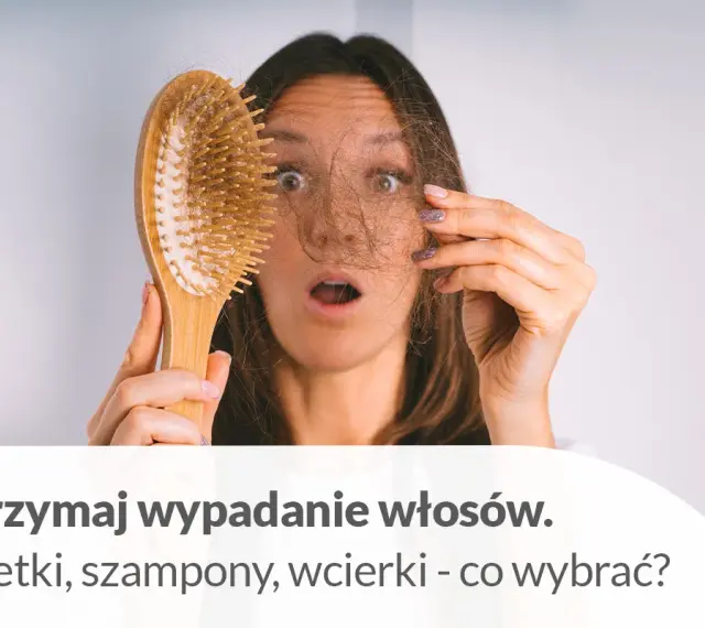 Zaskoczona kobieta trzyma szczotkę z garścią wypadających włosów. Szuka rozwiązania, np. tabletek na porost włosów.