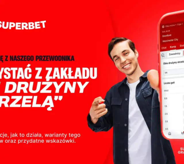 Młody mężczyzna pokazuje smartfon z aplikacją bukmacherską Superbet, gdzie widoczny jest zakład "obie drużyny strzelą".