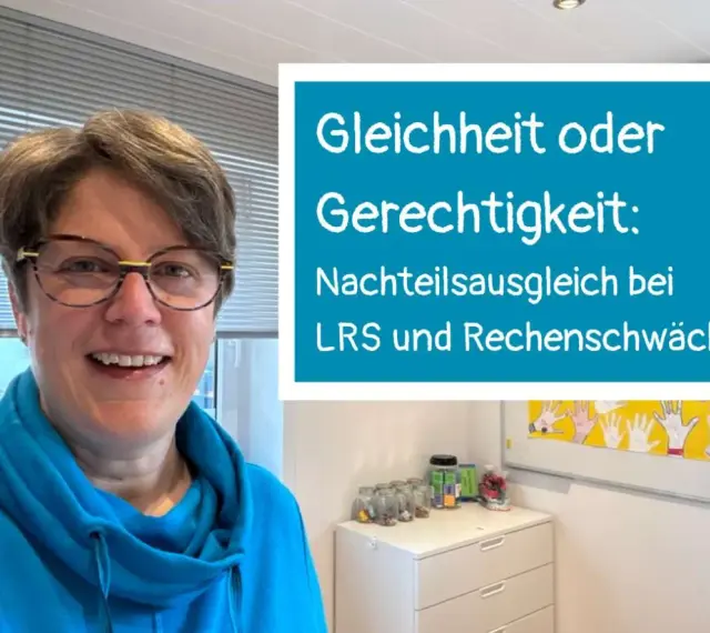 Frau mit Brille lächelt, im Hintergrund ein Schild mit dem Titel "Gleichheit oder Gerechtigkeit: Nachteilsausgleich bei LRS und Rechenschwäche".
