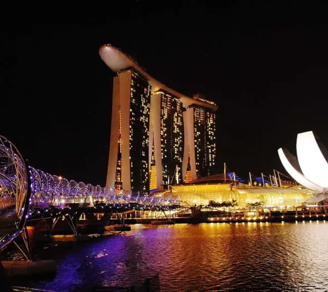Nocny widok na Marina Bay Sands i most Helix w Singapurze, stolicy.