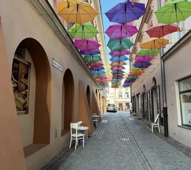 Kolorowe parasole nad uliczką w Tarnowie. Idealne na weekendowe atrakcje i spacer.