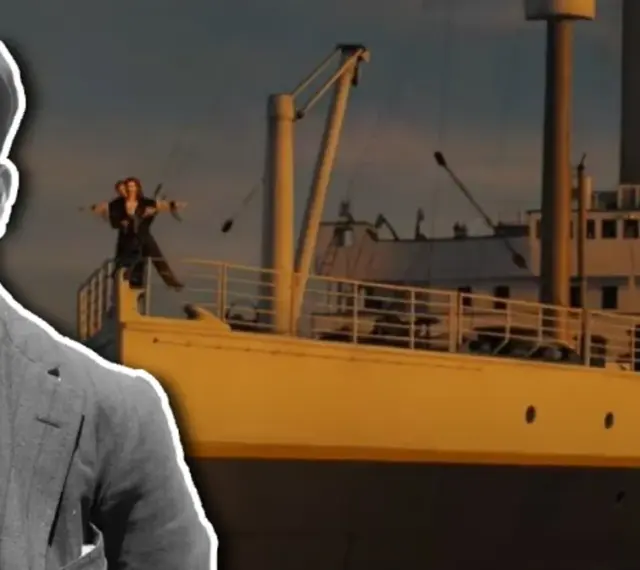 Młody mężczyzna w czapce i garniturze obok sceny z filmu Titanic, gdzie para stoi na dziobie statku.