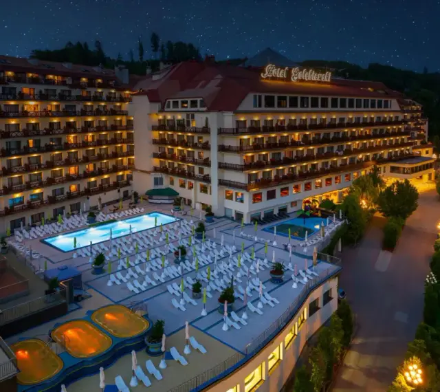 Hotel Gołębiewski nocą, z basenami i leżakami. Kamera uchwyciła piękny widok.