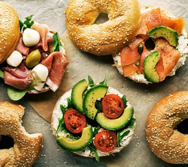 Pyszne bajgle z łososiem, awokado, pomidorami, szynką i mozzarellą – idealne co zamiast chleba na śniadanie czy lunch.