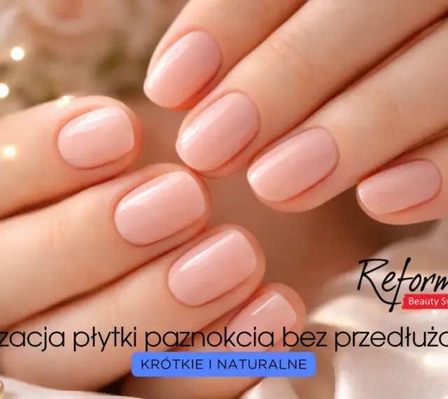 Delikatna hybryda na krótkich paznokciach w odcieniu nude. Stylizacja podkreśla naturalne piękno dłoni.