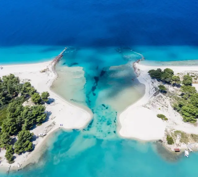 Widok z lotu ptaka na turkusowe wody i białe plaże. Czy Chalkidiki warto? Tak, dla takich widoków!
