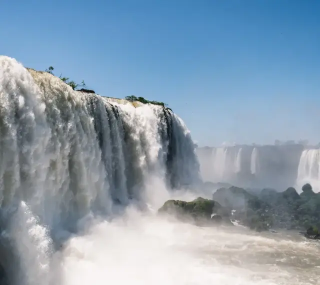 Potężne wodospady Iguazú w Argentynie, kaskady wody spadające z klifów, otoczone zielenią i spowite mgiełką.