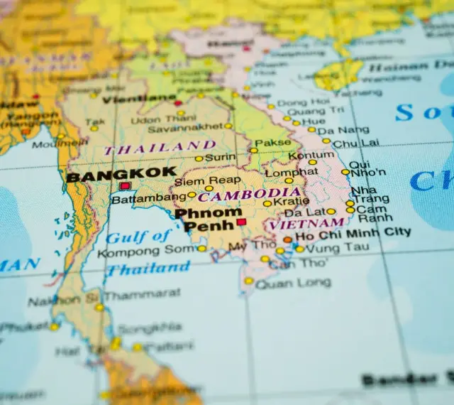 Mapa Azji z zaznaczonymi Tajlandią, Kambodżą i Wietnamem. Widoczne stolice: Bangkok, Phnom Penh.