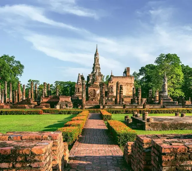 Ruiny świątyń w historycznym parku Sukhothai, Tajlandia. To miejsce, które mogłoby być jednym z 7 cudów świata UNESCO, zachwyca swoją architekturą.